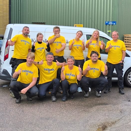 Hela teamet på Karlslunds Trädgård framför servicebilen