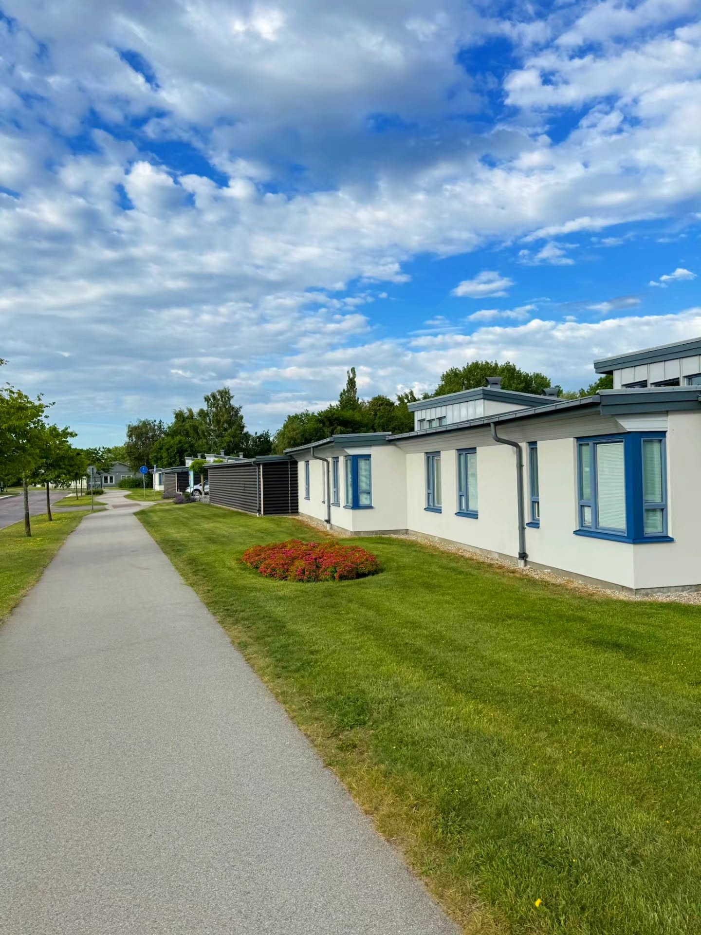 Välskötta gräsmattor och gröna ytor vid moderna bostadshus